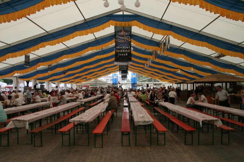 Festzelt: 25m x 50m x 3m