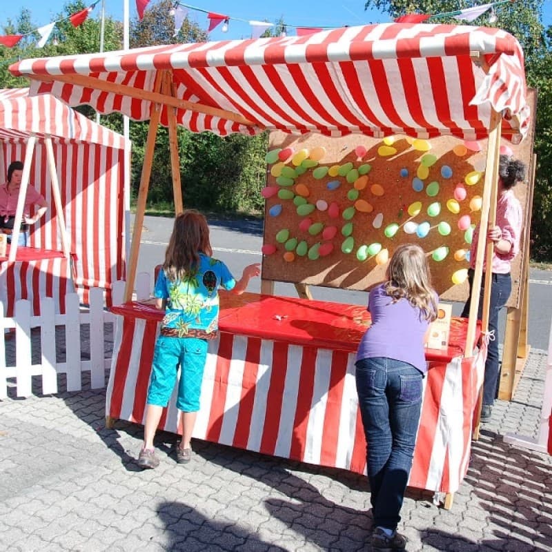 Spickerwerfen / Luftballondarten am nostalgischen Marktstand  – 2