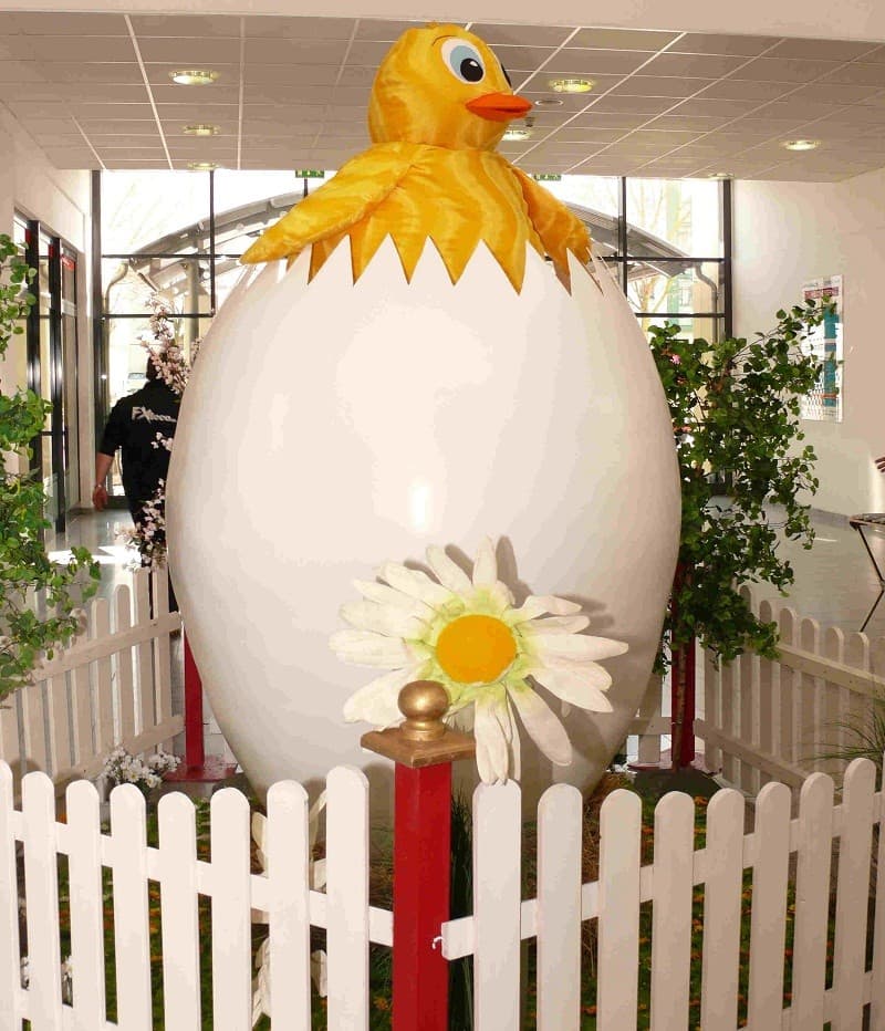 Riesen Osterei mit Küken , Osterdekoration , Ostern 