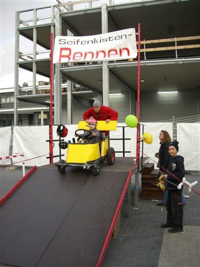 Seifenkistenrennen mit Ablaufberg und 2 Kisten , Seifenkisten – 2