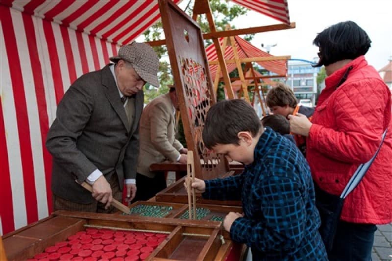 Nostalgischer Jahrmarkt , Jahrmarkt , Drehorgel , Flohzirkus , Marktstände , Jahrmarktspiele – 4