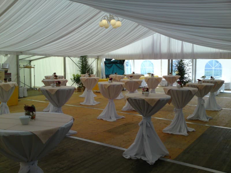 Banketttische, Stehtische und Garnituren auch mit Tischwäsche oder Hussen E-Mail: info@party-as.com – 3