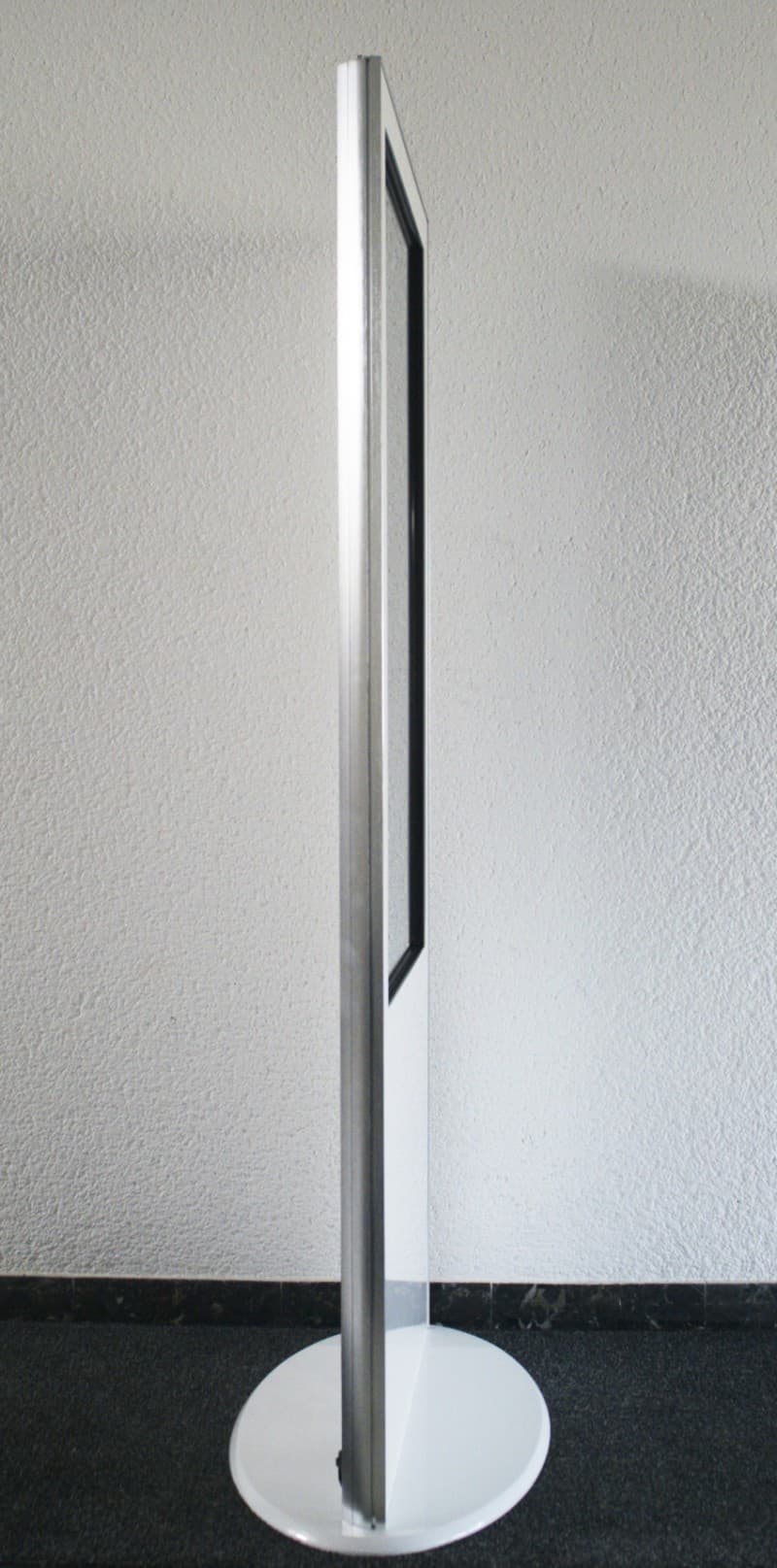 Stele mit Touchscreen - Monitor im Handyformat – 2