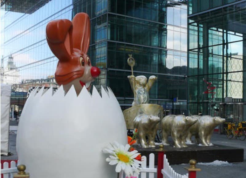 Riesen Osterei mit Hase , Osterdekoration , Ostern – 2