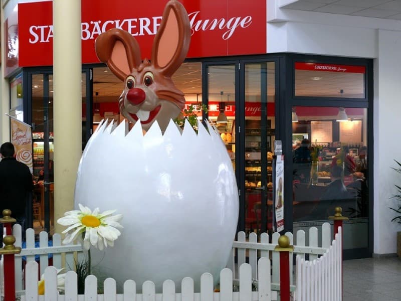 Riesen Osterei mit Hase , Osterdekoration , Ostern – 3