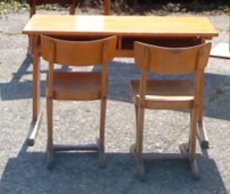 Schreibtisch und Schreibtischstuhl - Klassenzimmer, Stuhl, Tisch  – 2