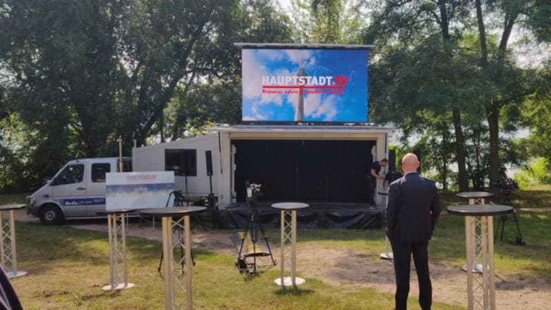 LED-Videotruck 4m x 2,25m Videowand (6,2mm Pixelpitch) mit Bühne und Technik – 4
