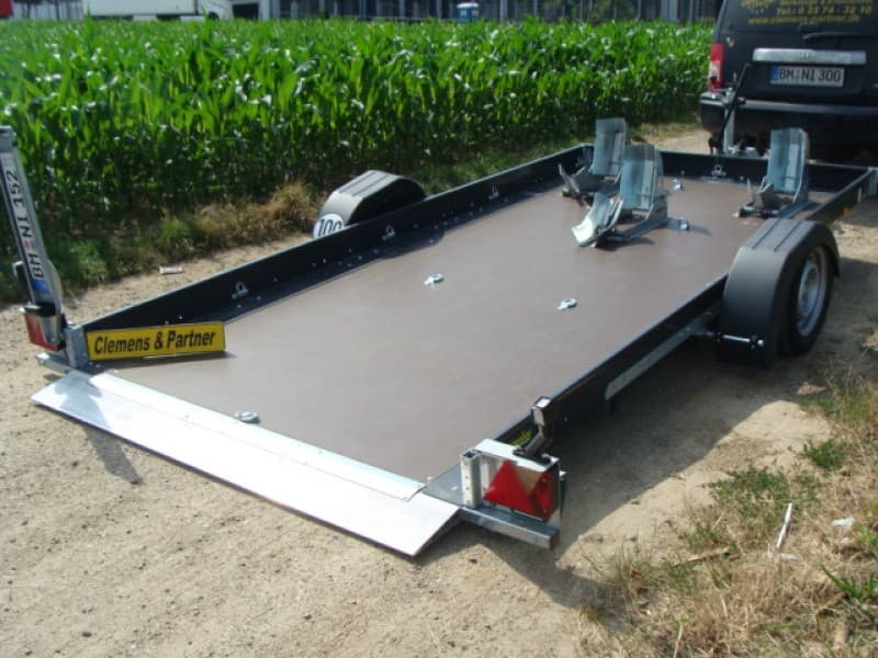 Absenkbarer 3er Motorradanhänger gebremst 1800 kg – 100 km/h 3750 x 1800 x 150 Nutzlast ca. 1310 kg – 2