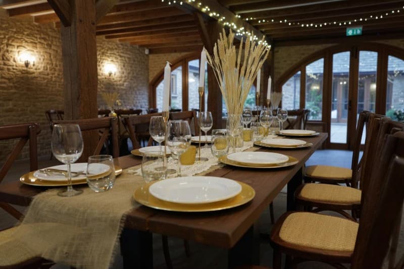 Rustikaler Holzbohlentisch, Holztisch aus alten Bohlen, dunkel lasiert mieten – Vintage – 3