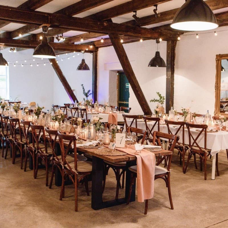 Exklusiver Crossback Stuhl mieten – Rustikaler Holzstuhl für Vintage-Hochzeiten & Events – 2