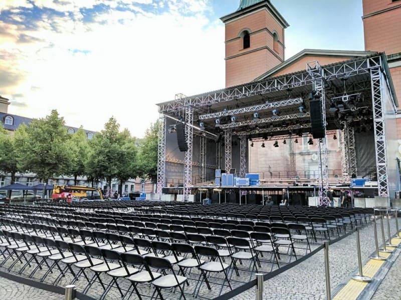 Klappstuhl Metall Schwarz mieten – Praktische Reihenbestuhlung für Events – 5