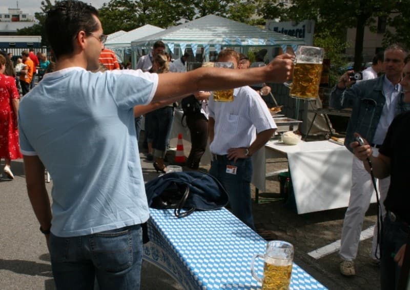 Maßkrugstemmen / Masskrug heben / Maßkrug stemmen / Oktoberfest / halten – 3