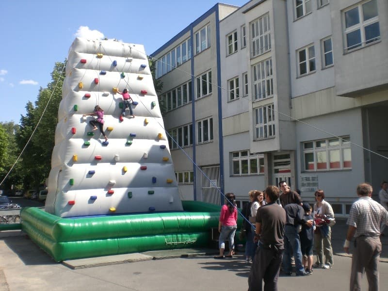 aufblasbarer Kletterberg mieten