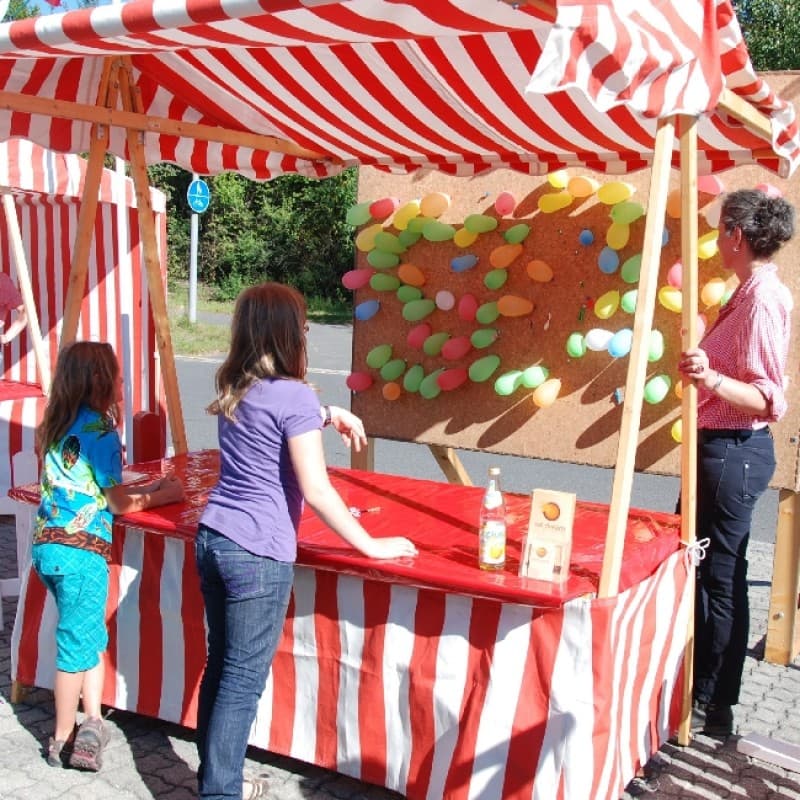 Spickerwerfen / Luftballondarten am nostalgischen Marktstand