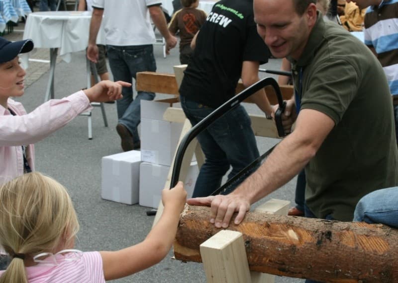 Baumstammsägen / Baumstamm sägen / Wettsägen / Jahrmarkt / Oktoberfest / Timber Sport