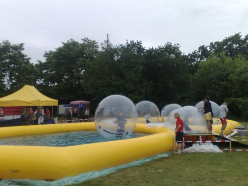 WASSERLAUFBÄLLE INKL. POOL mieten