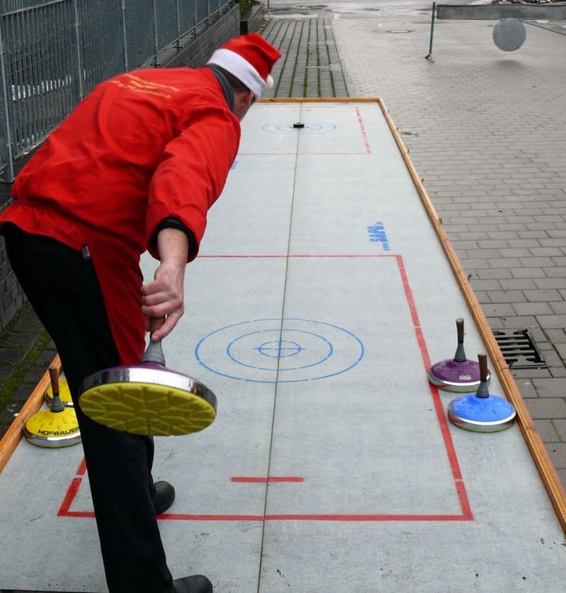 Eisstock schießen - Curling , Winter Spiele , Eisstockbahn – 2