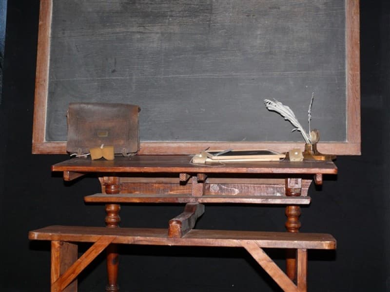 Schule um 1900 , Schulbänke , Schultaschen