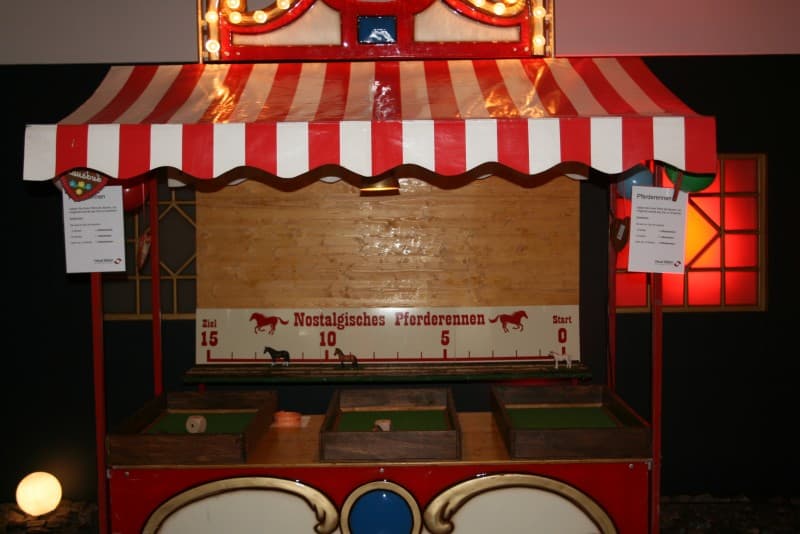 Marktstand nostalgisch mit Spiel / Entenangeln / Dosenwerfen / Ringewerfen / Pferderennen / Jahrmark – 2