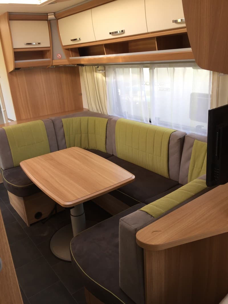 Dethleffs Camper 560 FMK mit Vollausstattung, autom. SAT-Anlage, Mover, Fußbodenheizung und Klimaanl – 4