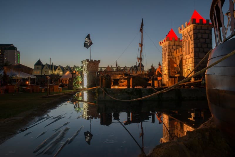 Hafenanlage, Hafen, Hafenkulisse, Bühnenkulisse, Piratendekoration, Hafenbühne, Bühne – 4