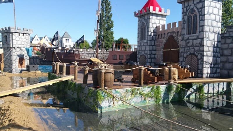 Hafenanlage, Hafen, Hafenkulisse, Bühnenkulisse, Piratendekoration, Hafenbühne, Bühne – 2
