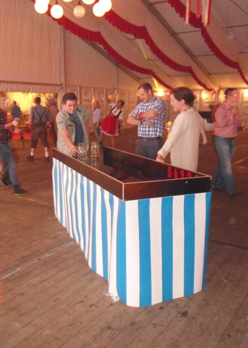 Masskrugschieben / Maßkrug schieben / Masskrug / Oktoberfest / Rutschbahn / – 2
