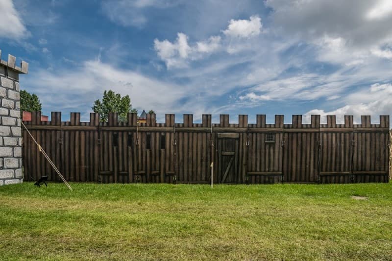 Palisaden Mauern, Absperrungen, Zaun – 2