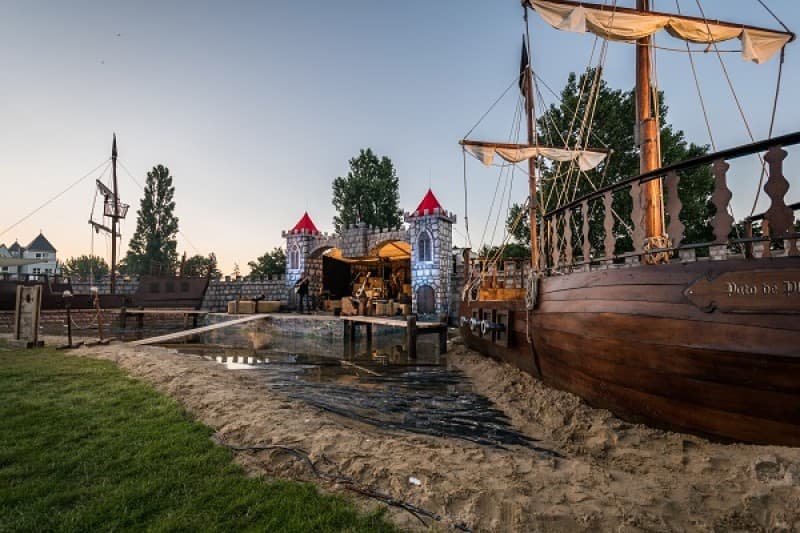 Hafenanlage, Hafen, Hafenkulisse, Bühnenkulisse, Piratendekoration, Hafenbühne, Bühne – 5