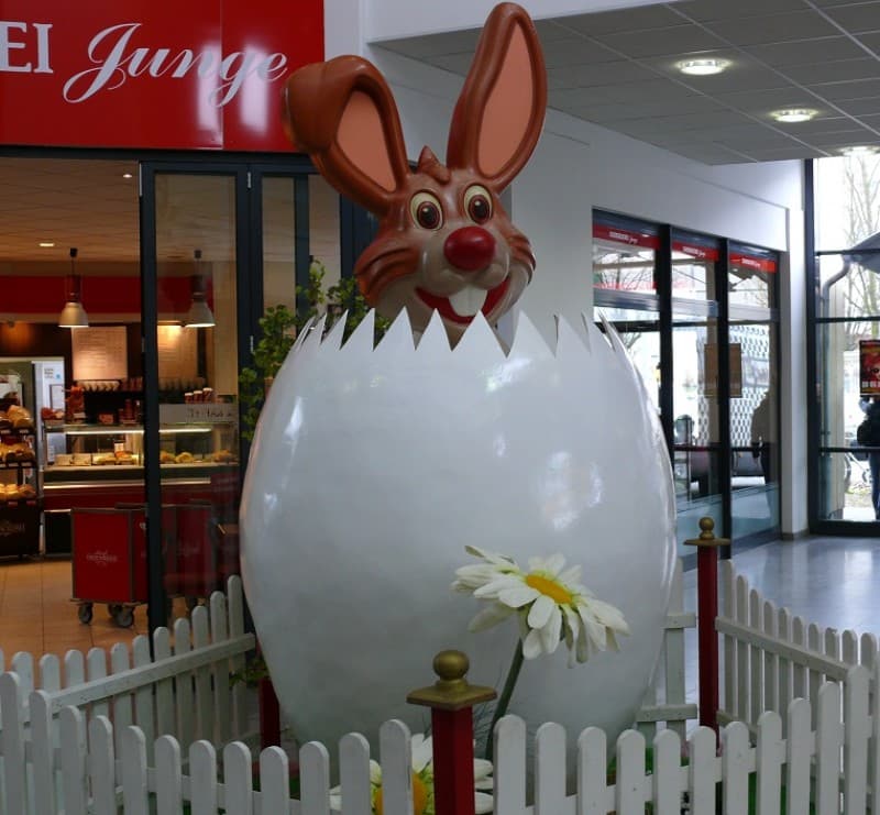 Riesen Osterei mit Hase , Osterdekoration , Ostern