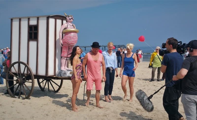 Historisches Bade Equipment , Badekostüm , Strandkörbe , Sommerfest – 3