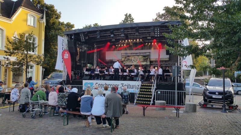 10x6m Eventbühne, Rundbogenbühne, Veranstaltungsbühne , mobile Bühne mieten, Top-Preis 2023 ! – 4