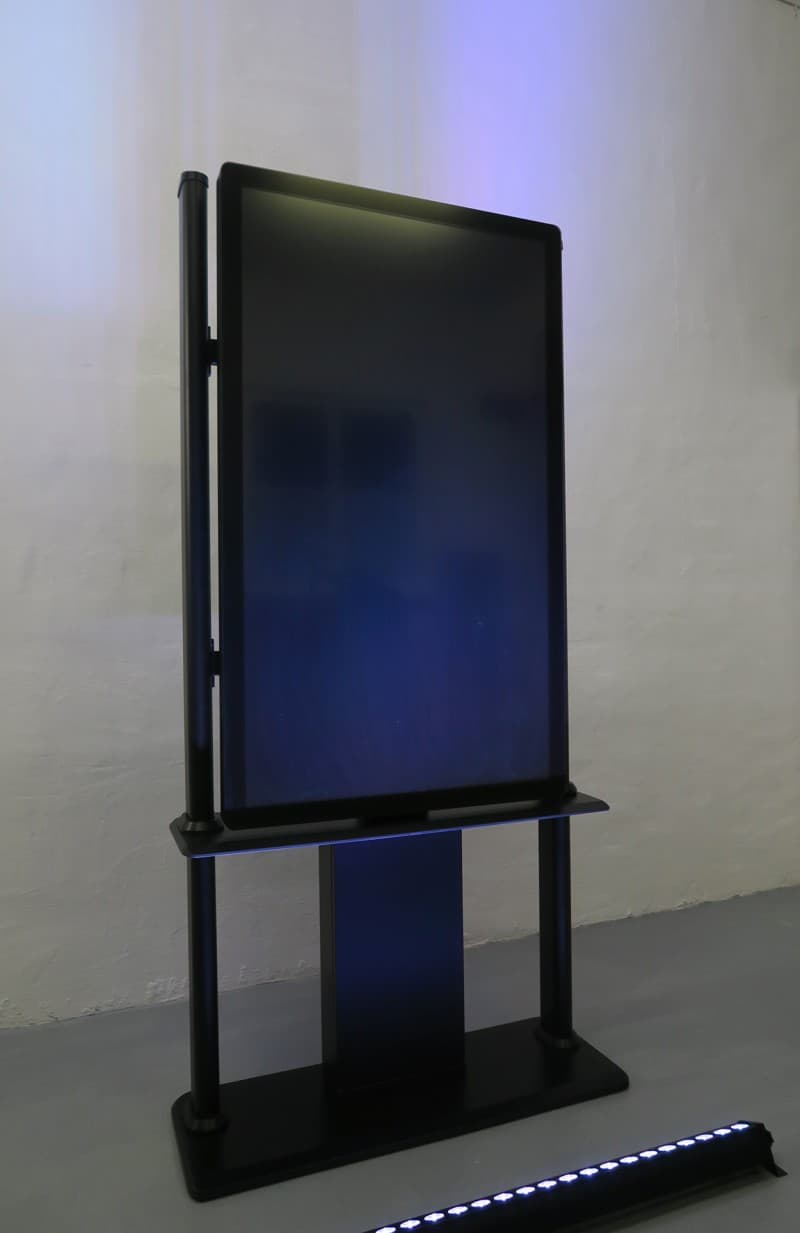 Stele mit Touchscreen – 3