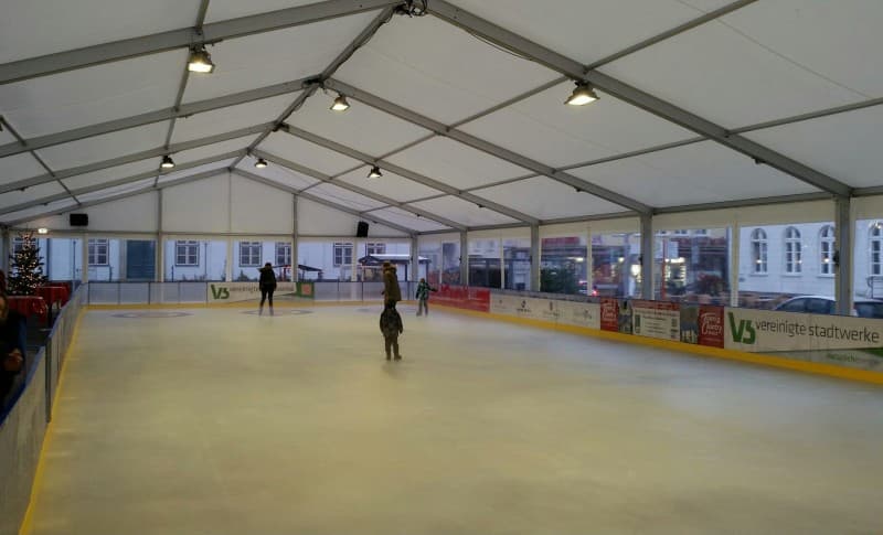 mobile Kunststoffeisbahn von 100 bis 600 m² mieten – 4