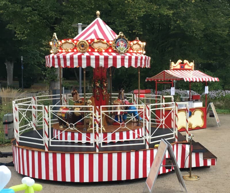 Nostalgie Kinderkarussell mit bis zu 12 Plätzen.