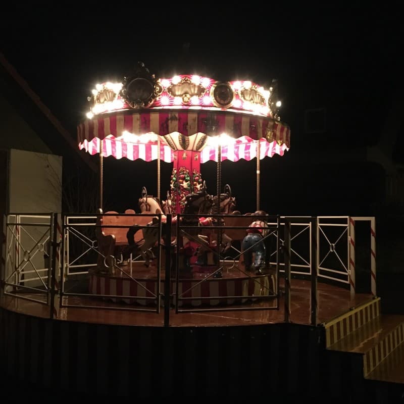 Nostalgie Kinderkarussell mit bis zu 12 Plätzen. – 2