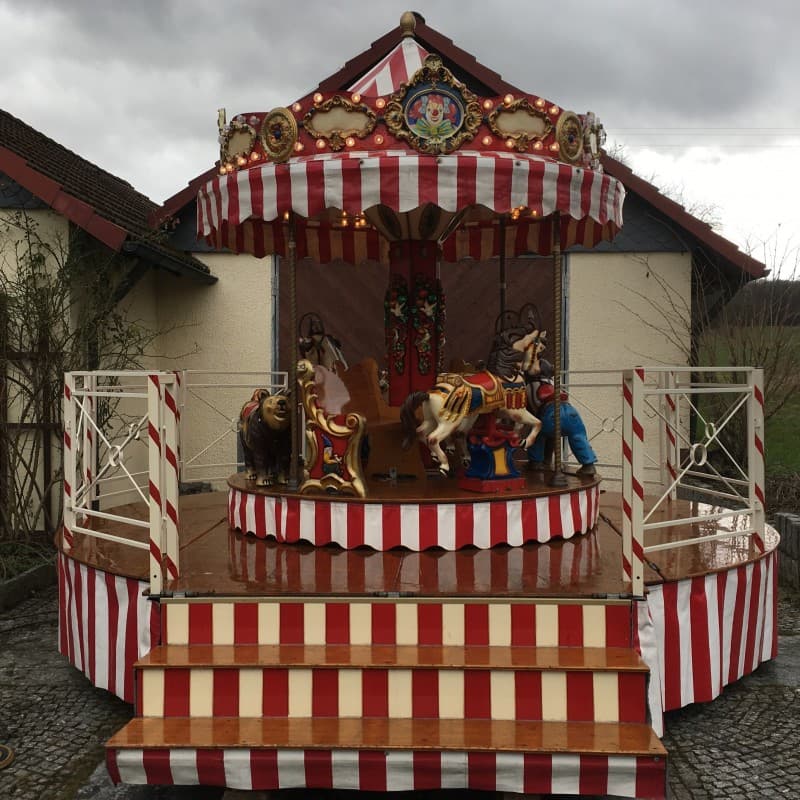 Nostalgie Kinderkarussell mit bis zu 12 Plätzen. – 5