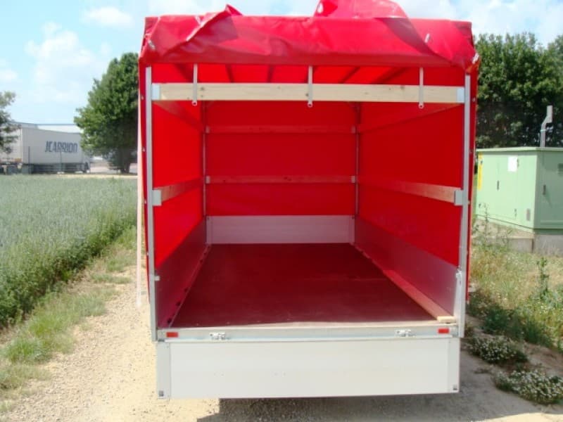 Planenanhänger Hochlader 2500 kg gebremst doppelachser Niederfahrwerk (geringe Ladehöhe) – 100 km/h – 3