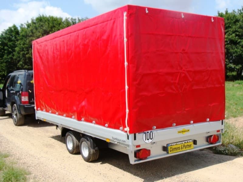 Planenanhänger Hochlader 2500 kg gebremst doppelachser Niederfahrwerk (geringe Ladehöhe) – 100 km/h – 2