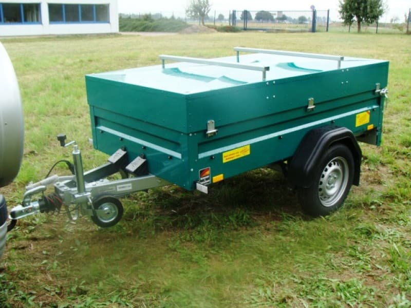 Deckelanhänger / Urlaubsanhänger klein abschließbar mit 4 Fahrradträgern – 850 kg gebremst 100 km/h – 2