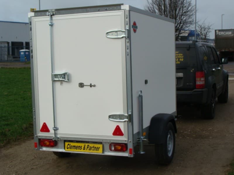 Kofferanhänger abschließbar 1300 kg gebremst – 100 km/h 2140 x 1315 x 1540 = 4,33 m³ Ladevolumen – 2