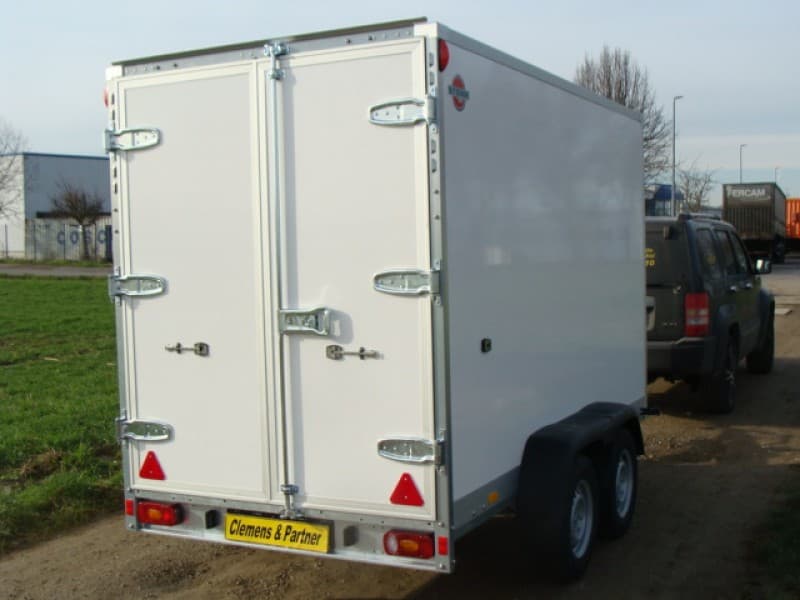 Kofferanhänger abschließbar doppelachser 2700 kg gebremst – 100 km/h 3050 x 1570 x 1870 = 8,95 m³ – 2