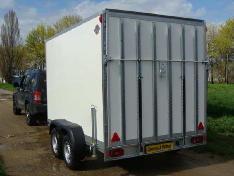 Kofferanhänger abschließbar doppelachser 2700 kg gebremst Auffahrrampe 100 km/h 3050 x 1870 x 1840 – 2