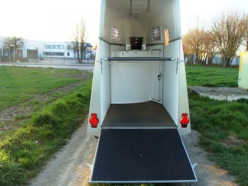 Pferdeanhänger 1,5er Pferdetransporter 1600 kg 3222 x 1302 x 2310 gebremst Sattelkammer 100 km/h – 2