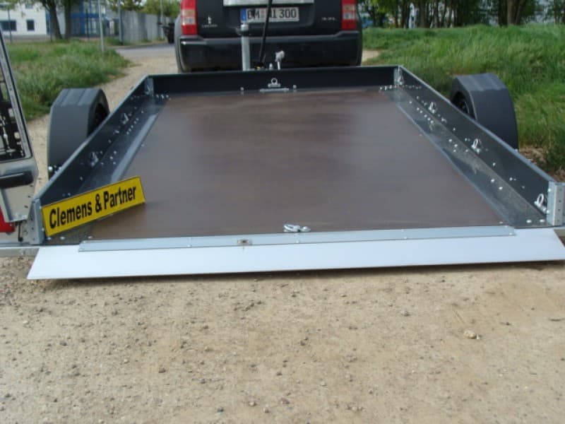 Absenkbarer Autotransporter 1800 kg gebremst Jacky 100 km/h 3150 x 1800 x 150 mm Nutzlast ca. 1335kg – 2