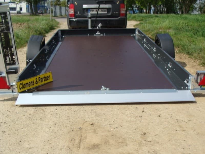 Absenkbarer Autotransporter Kredo 1800 kg gebremst / 100 km/h 3750 x 1800 x 150 mm Nutzlast 1310 kg – 2