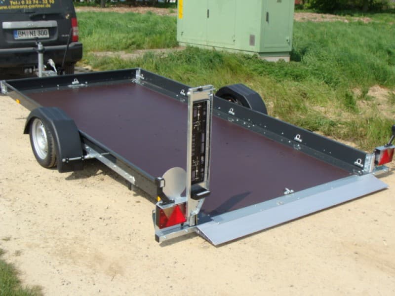 Absenkbarer Autotransporter Kredo 1800 kg gebremst / 100 km/h 3750 x 1800 x 150 mm Nutzlast 1310 kg