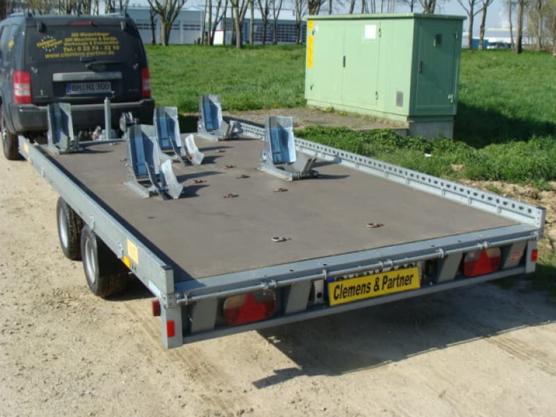 4 – 5er Motorradanhänger 2700 kg gebremst bis 5 Motorräder 100 km/h 4010x2030 mm mit 2 Seiten Reling