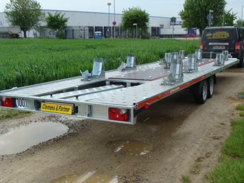 Bis zu 10 Motorräder 3500 kg gebremst 8 m Länge 100 km/h 8000 x 2160 mm Nutzlast ca. 2400 kg – 2
