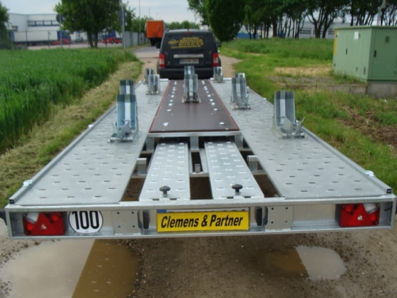 Bis zu 10 Motorräder 3500 kg gebremst 8 m Länge 100 km/h 8000 x 2160 mm Nutzlast ca. 2400 kg – 3
